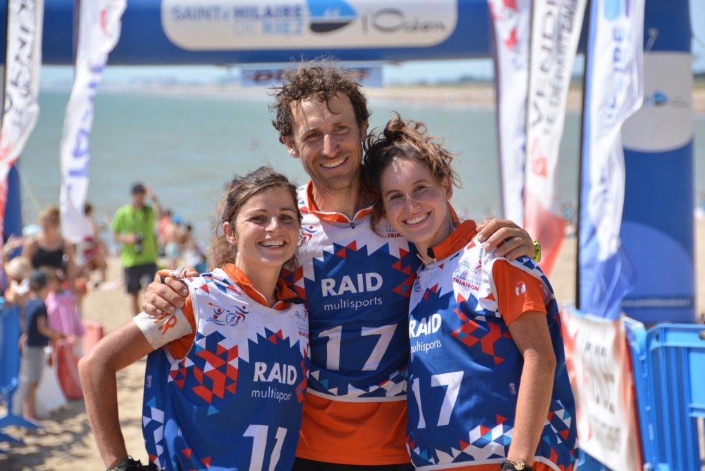 L'équipe qui remporte le championnat de France de Raid en 2019. De gauche à droite : Lucie Croissant, Vincent Faillard, Noémie Médina.